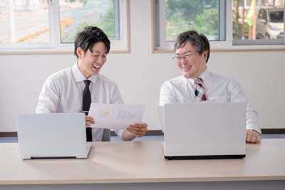 財務会議をする医師